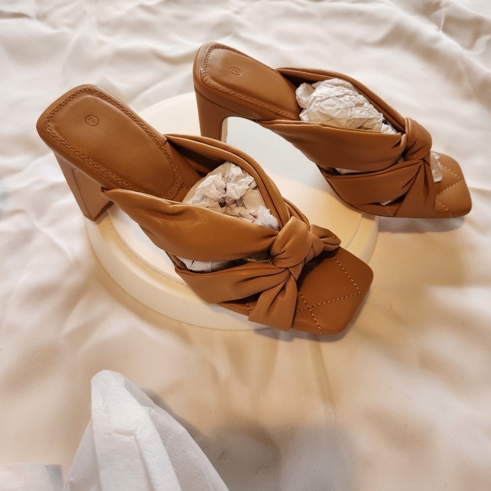 Square Toe Bowtie Heels - Picture 3 of 7